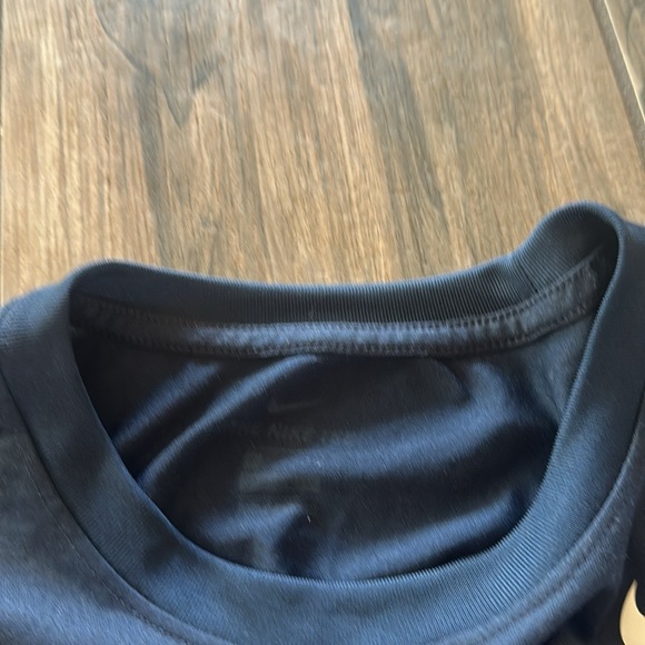 Nike women’s top - Picture 2 of 3